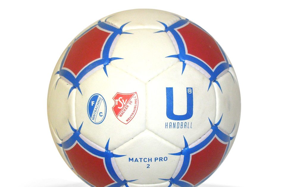 Över 30 st olika modeller på bollar gör att vi kan skräddarsy bästa paketet oavsett kund. Fotbollar som give-away eller till försäljning - vi har det du behöver.